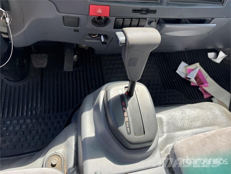 Isuzu NPR HD Camiones caja cerrada