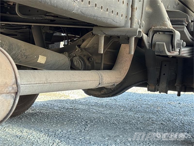 Isuzu NPR HD Camiones caja cerrada