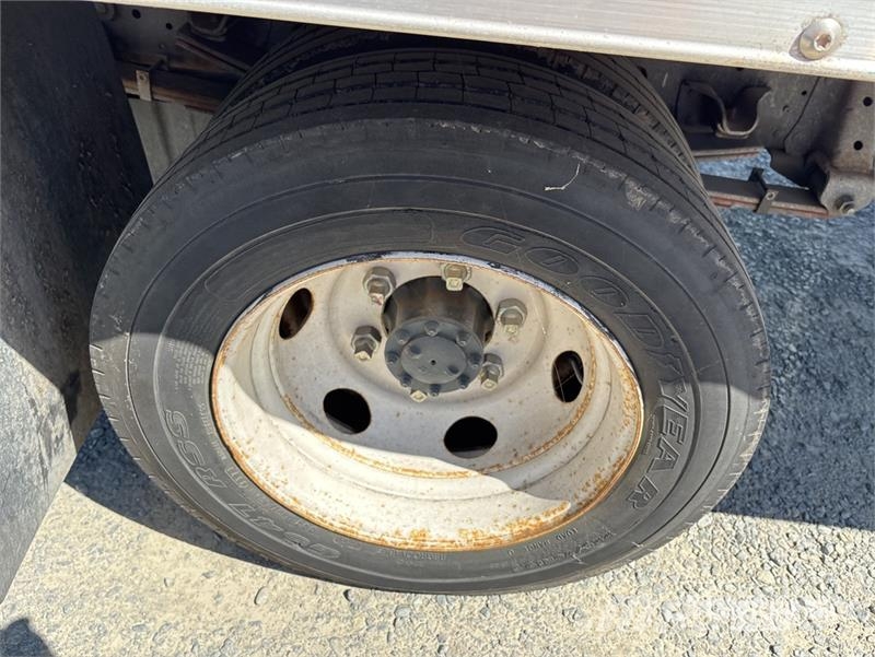 Isuzu NPR HD Camiones caja cerrada