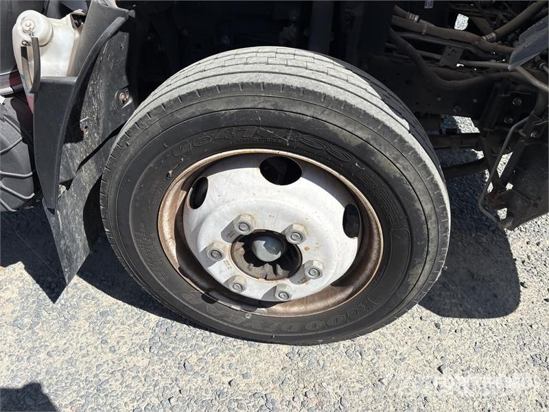 Isuzu NPR HD Camiones caja cerrada