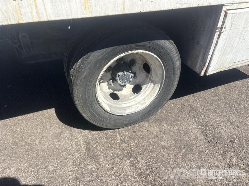Isuzu NQR شاحنات مسطحة/مفصلية الجوانب