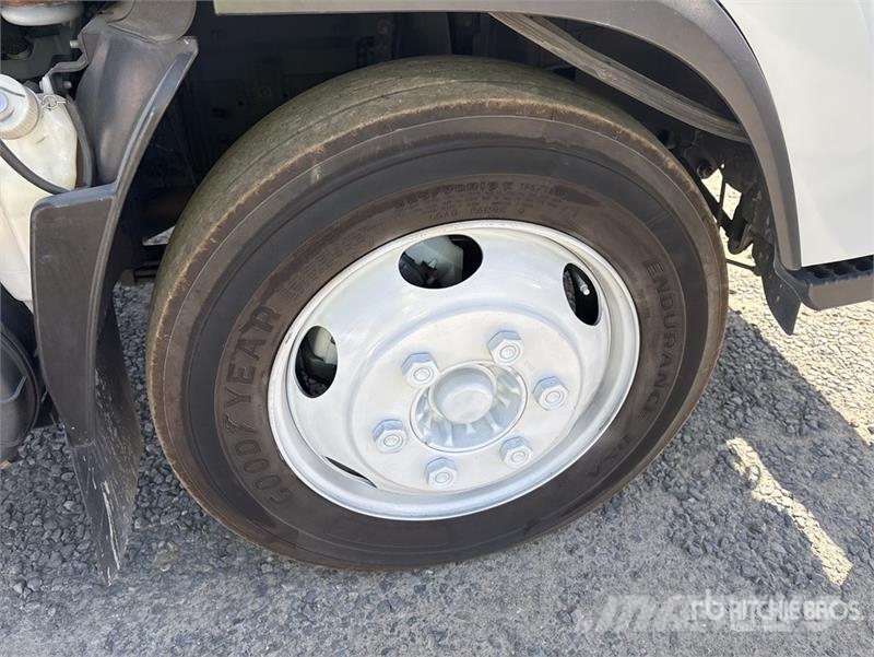 Isuzu NRR Camion benne