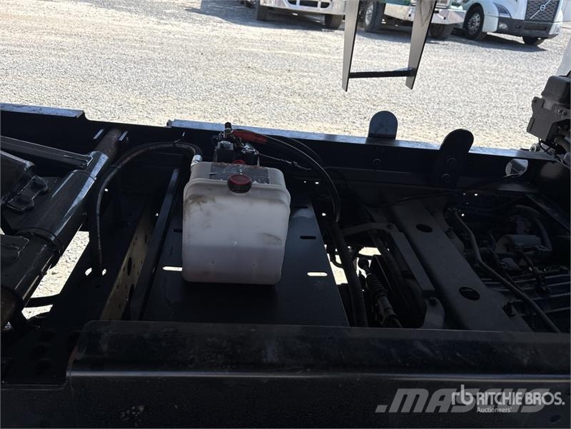 Isuzu NRR Camion benne
