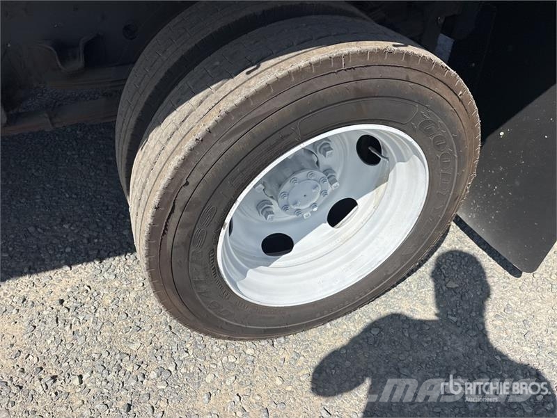 Isuzu NRR Camion benne
