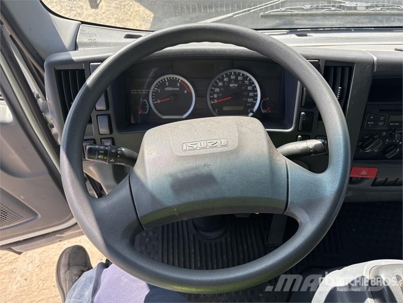 Isuzu NRR Camion benne