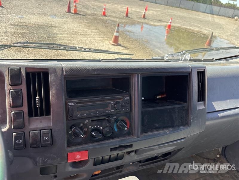 Isuzu NRR 4x2 Flatbed Truck شاحنات مسطحة/مفصلية الجوانب