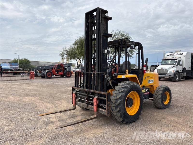 JCB 940 8000 lb 4x2 Rough Terrain Forklift Tereptargonca