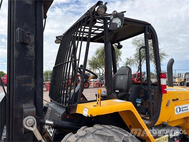 JCB 940 8000 lb 4x2 Rough Terrain Forklift Tereptargonca