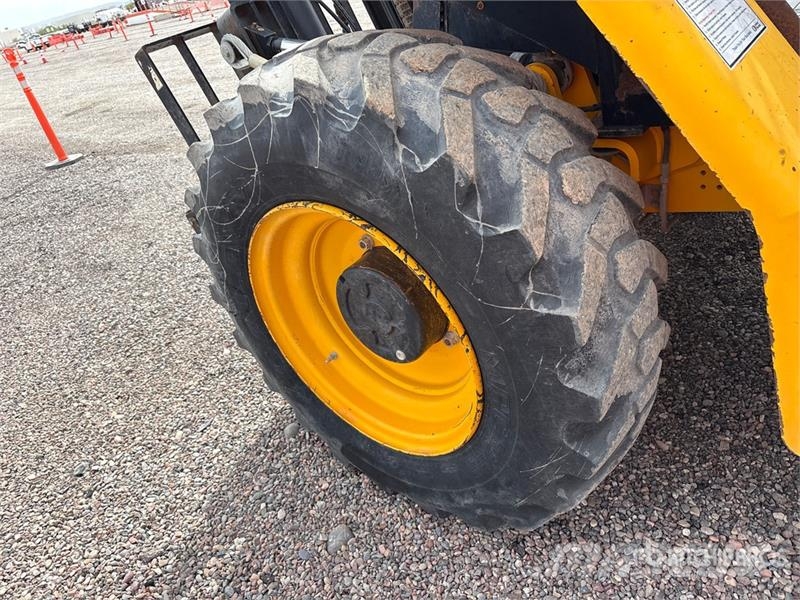 JCB 940 8000 lb 4x2 Rough Terrain Forklift Tereptargonca