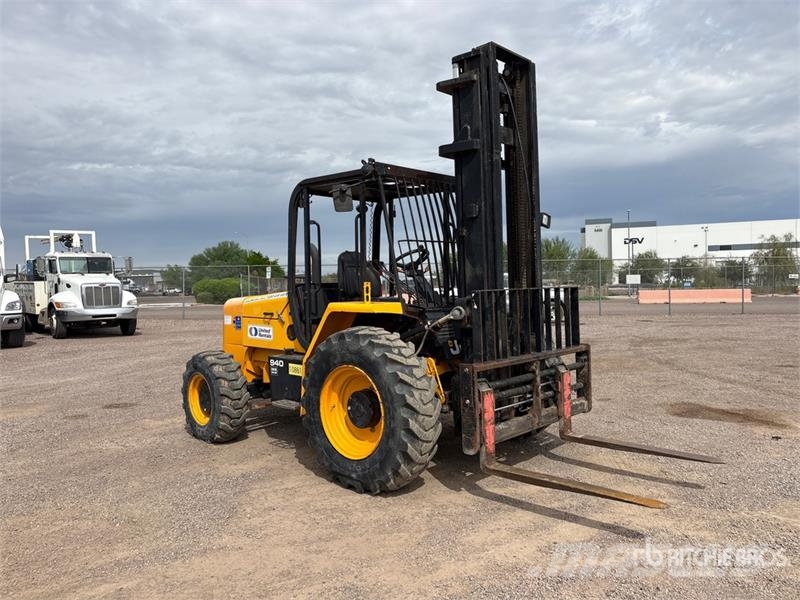JCB 940 8000 lb 4x2 Rough Terrain Forklift Tereptargonca