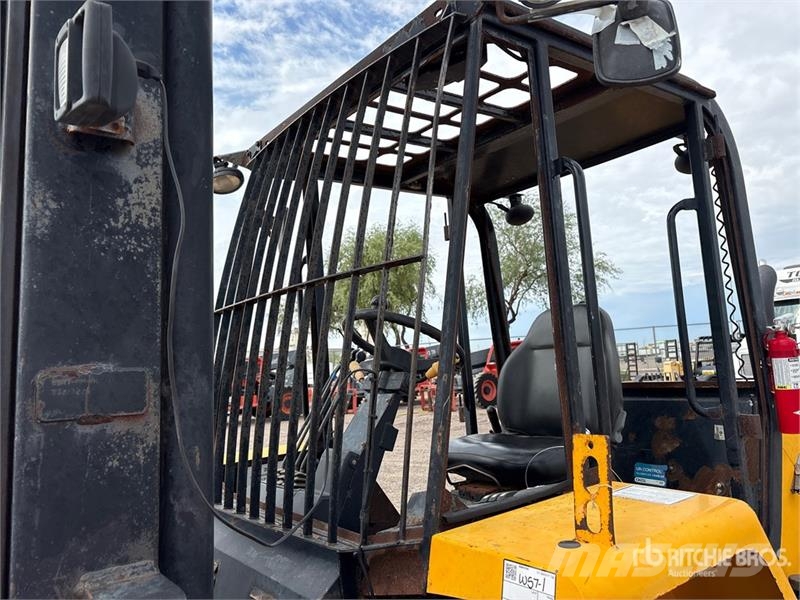 JCB 940 8000 lb 4x2 Rough Terrain Forklift Tereptargonca