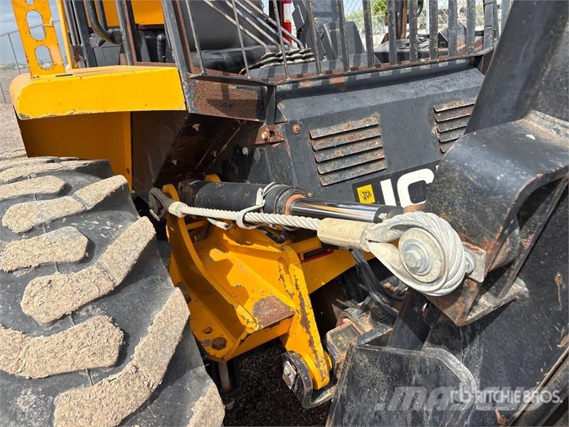 JCB 940 8000 lb 4x2 Rough Terrain Forklift Tereptargonca