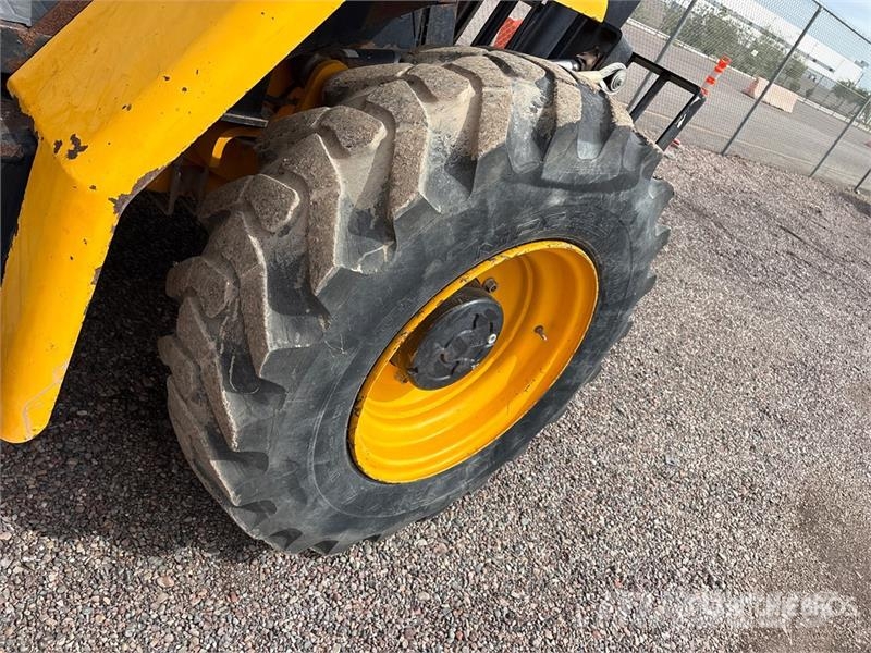 JCB 940 8000 lb 4x2 Rough Terrain Forklift Tereptargonca