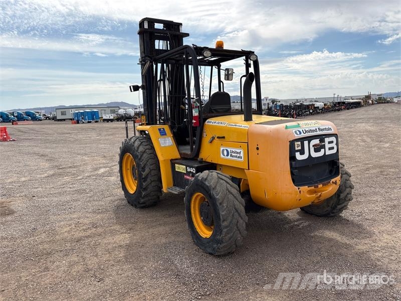 JCB 940 8000 lb 4x2 Rough Terrain Forklift Tereptargonca