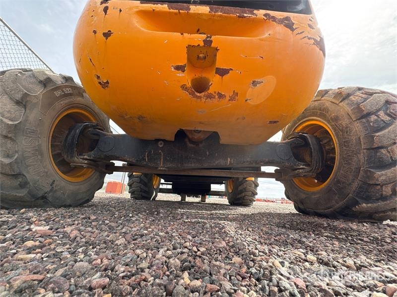 JCB 940 8000 lb 4x2 Rough Terrain Forklift Tereptargonca