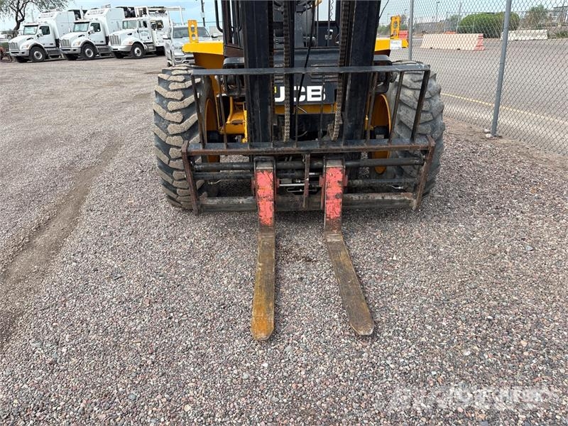JCB 940 8000 lb 4x2 Rough Terrain Forklift Tereptargonca