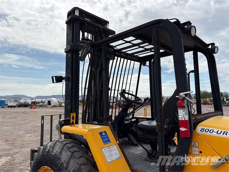 JCB 940 8000 lb 4x2 Rough Terrain Forklift Tereptargonca