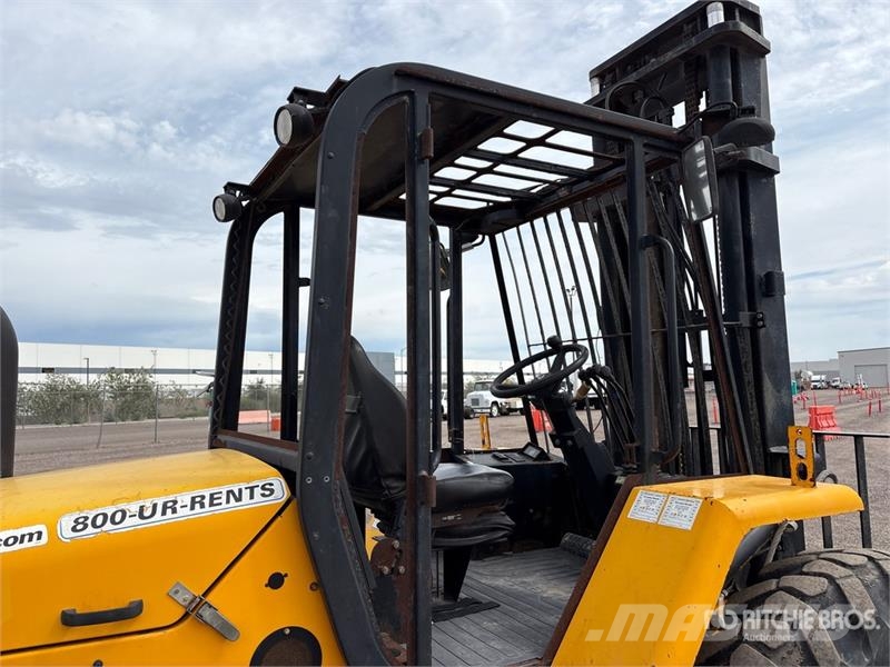 JCB 940 8000 lb 4x2 Rough Terrain Forklift Tereptargonca