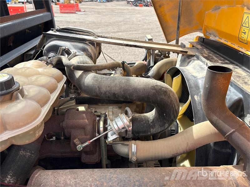 JCB 940 8000 lb 4x2 Rough Terrain Forklift Tereptargonca