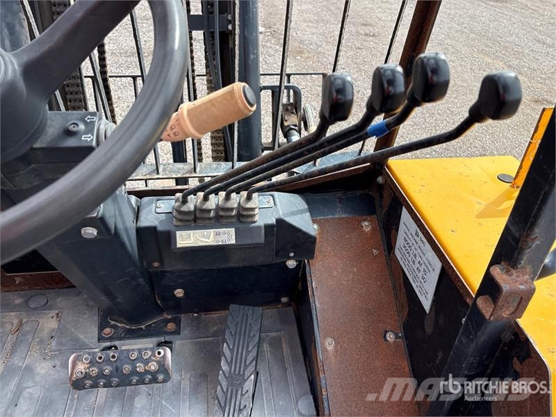 JCB 940 8000 lb 4x2 Rough Terrain Forklift Tereptargonca