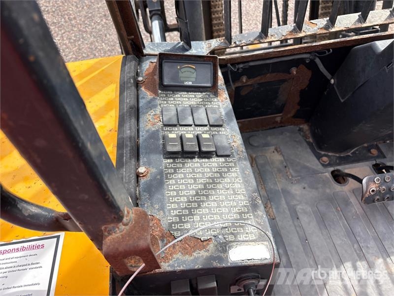 JCB 940 8000 lb 4x2 Rough Terrain Forklift Tereptargonca