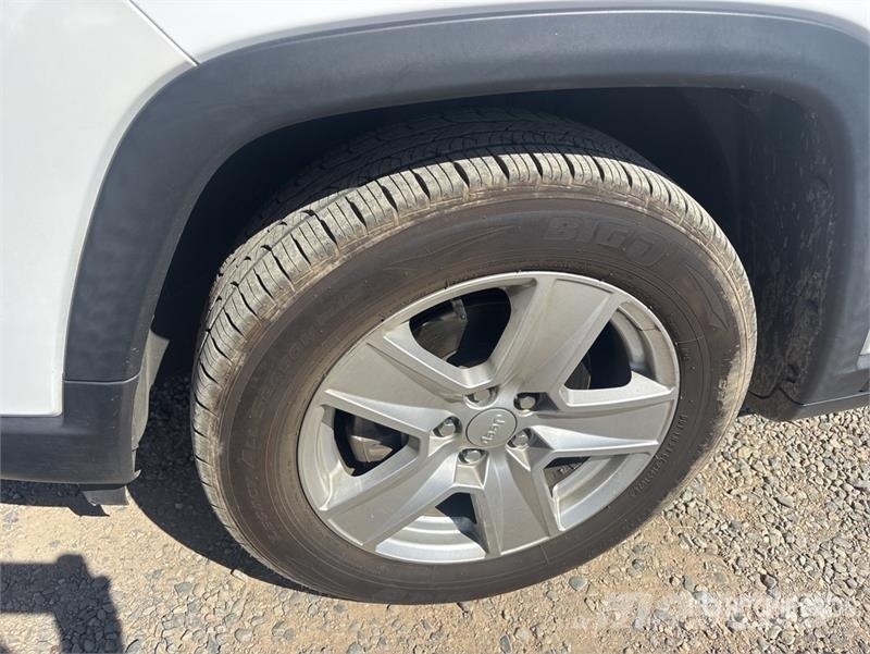 Jeep Compass Latitude 2WD SUV Biler