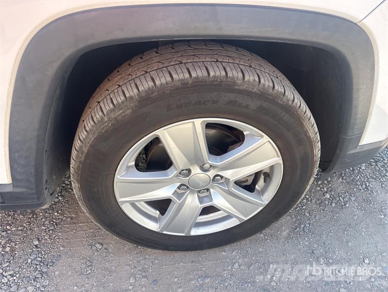 Jeep Compass Latitude 2WD SUV Biler