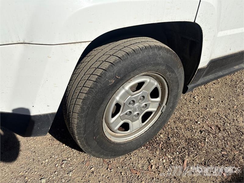 Jeep Patriot Sport 2WD SUV Avtomobili