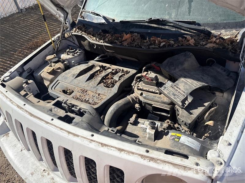 Jeep Patriot Sport 2WD SUV Avtomobili