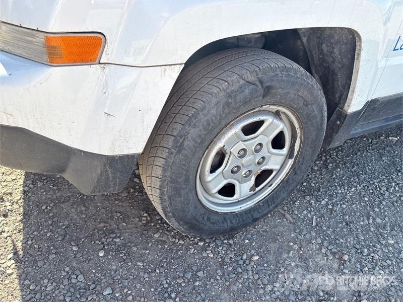 Jeep Patriot Sport 2WD SUV Avtomobili