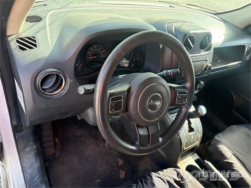 Jeep Patriot Sport 2WD SUV Avtomobili