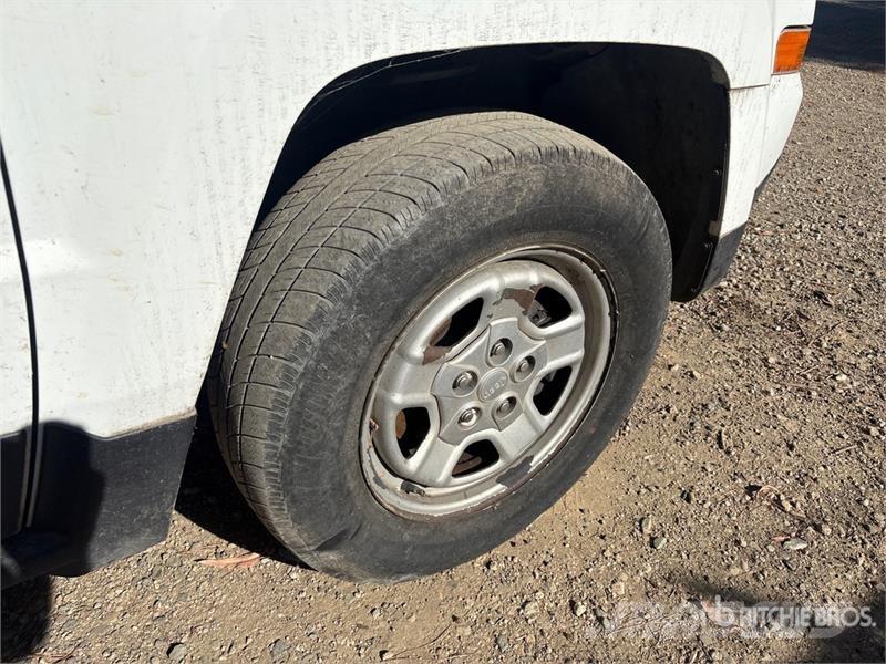 Jeep Patriot Sport 2WD SUV Avtomobili