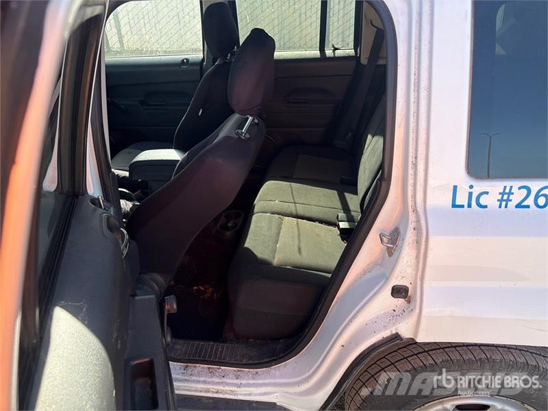 Jeep Patriot Sport 2WD SUV Avtomobili
