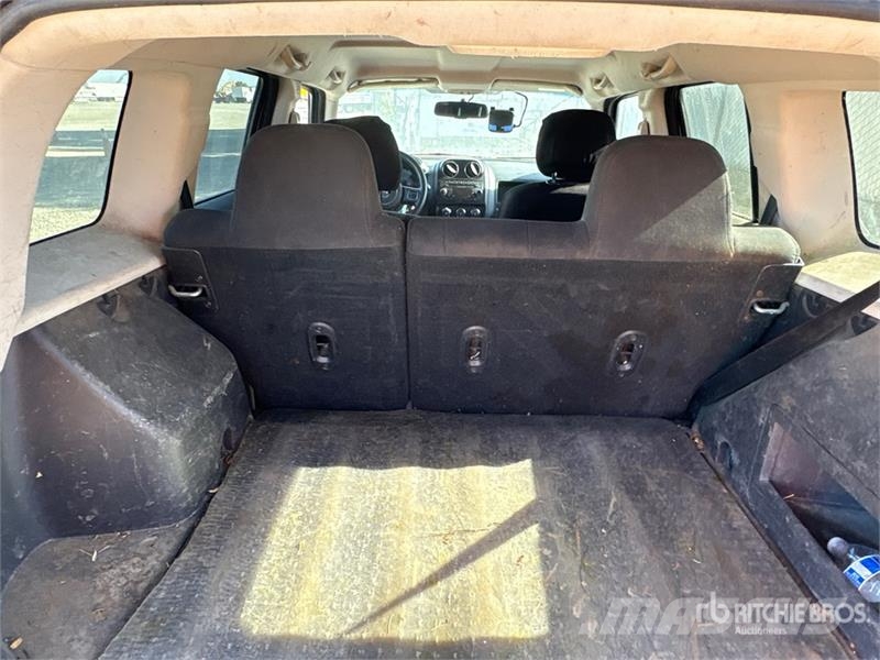 Jeep Patriot Sport 2WD SUV Avtomobili