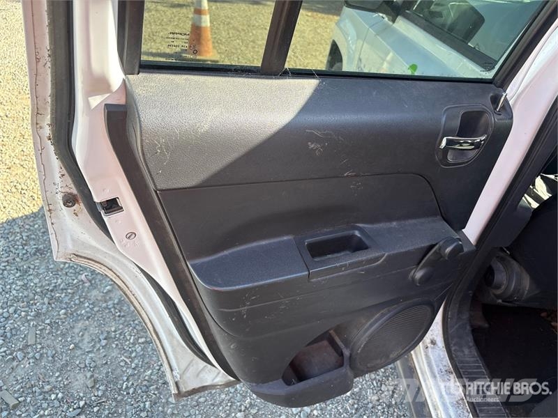 Jeep Patriot Sport 2WD SUV Avtomobili