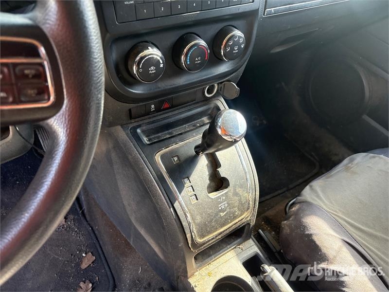 Jeep Patriot Sport 2WD SUV Avtomobili