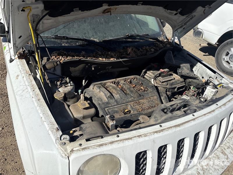 Jeep Patriot Sport 2WD SUV Avtomobili