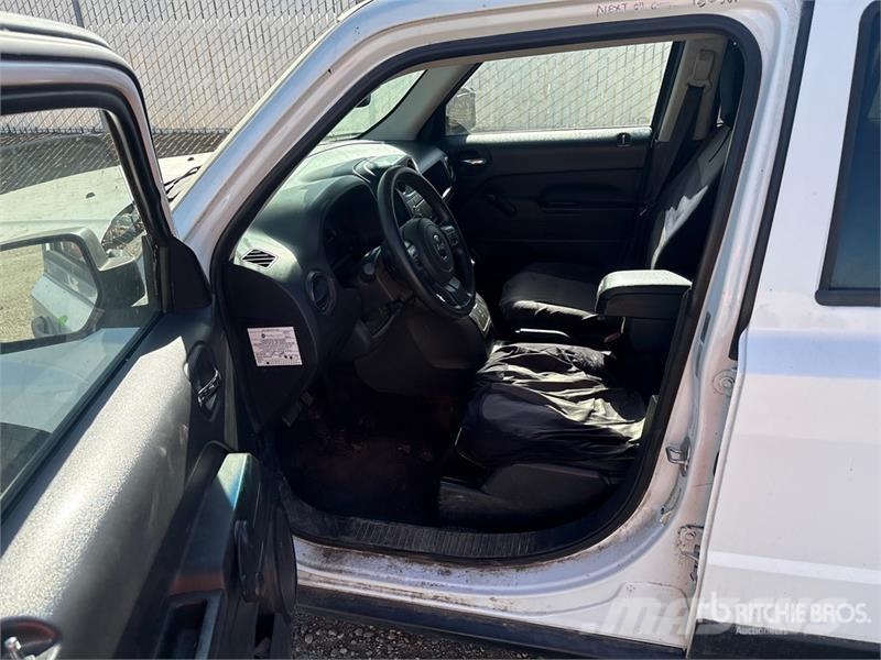 Jeep Patriot Sport 2WD SUV Avtomobili