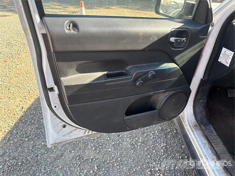 Jeep Patriot Sport 2WD SUV Avtomobili