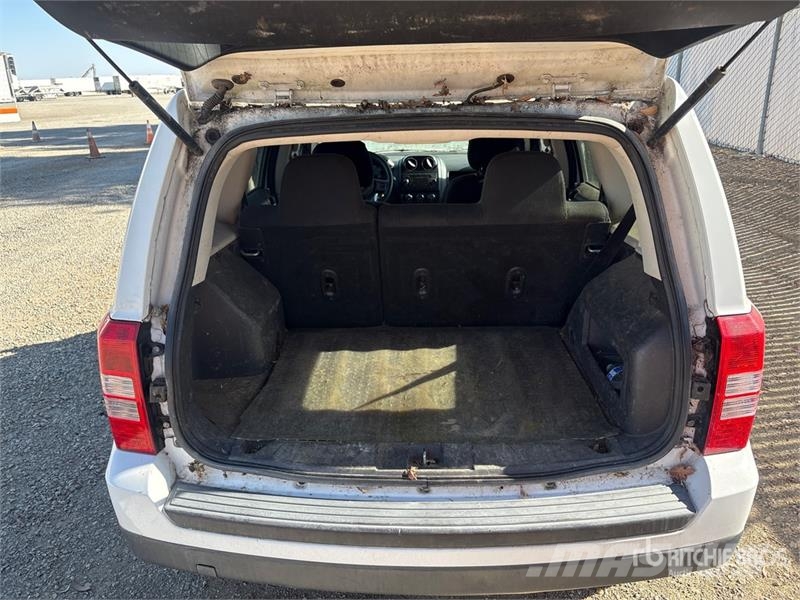 Jeep Patriot Sport 2WD SUV Avtomobili