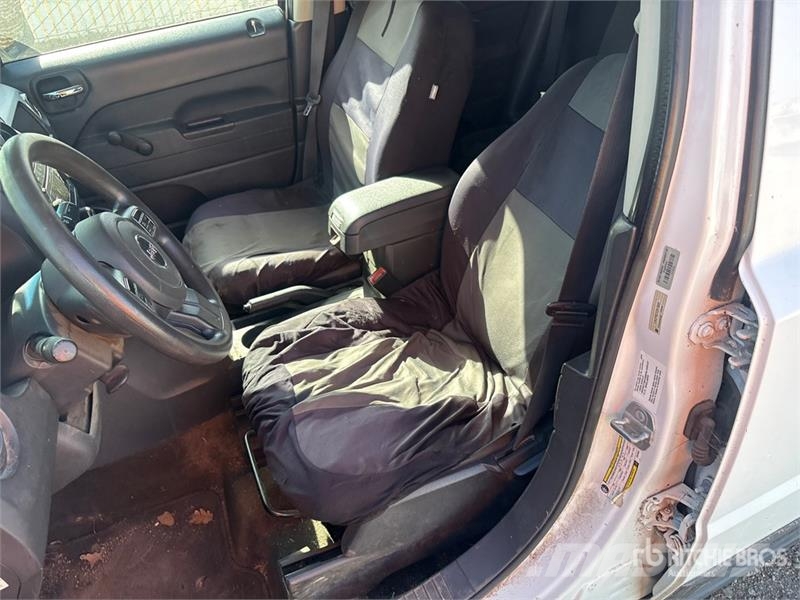 Jeep Patriot Sport 2WD SUV Avtomobili