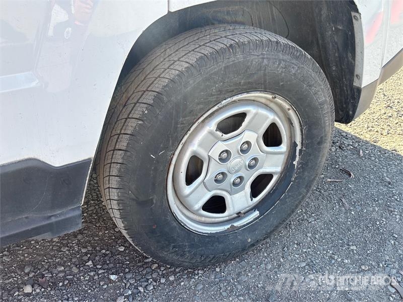 Jeep Patriot Sport 2WD SUV Avtomobili