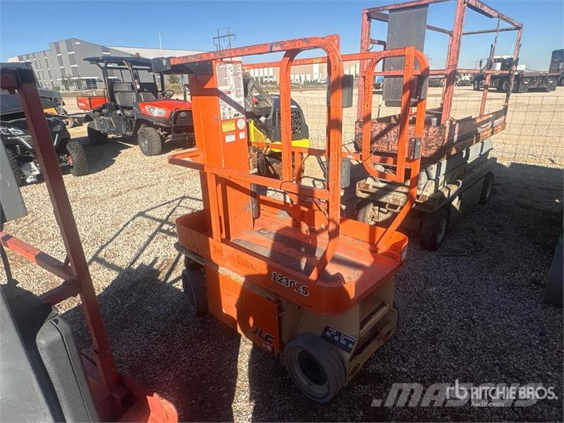 JLG 1230ES Vertical Mast Lift (Inoperable) Vertical mast lifts