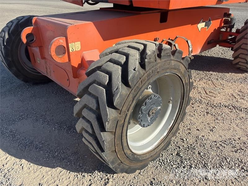 JLG 2WD Dual Fuel Articulating Boom Lift Articulated boom lifts
