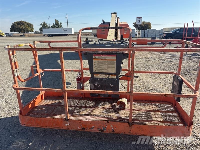 JLG 2WD Dual Fuel Articulating Boom Lift Articulated boom lifts