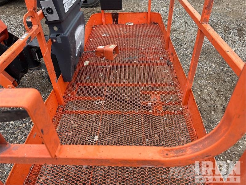 JLG 660SJ 4WD Diesel Telescopic Boom Lift - Factory Re Plataformas con brazo de elevación telescópico
