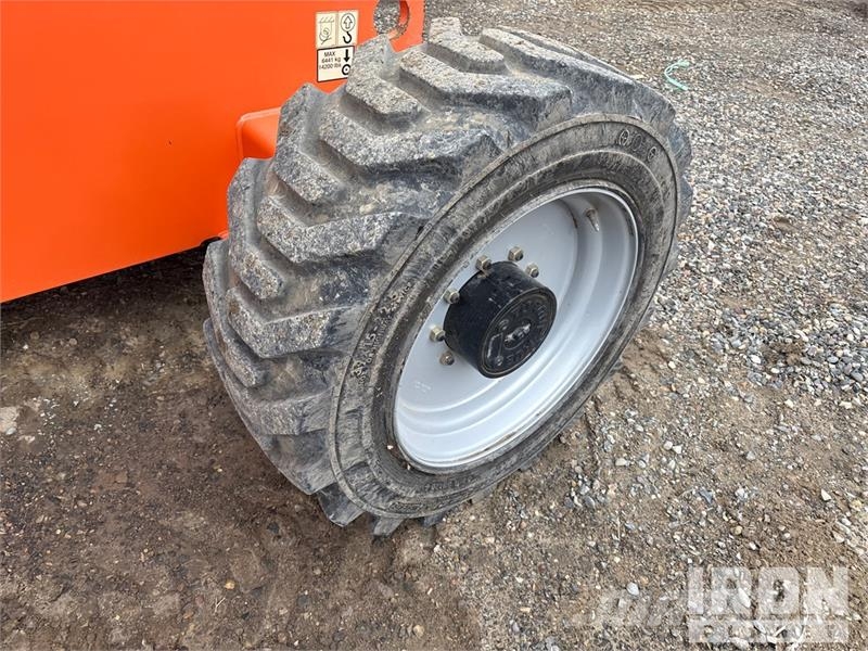 JLG 660SJ 4WD Diesel Telescopic Boom Lift - Factory Re Plataformas con brazo de elevación telescópico
