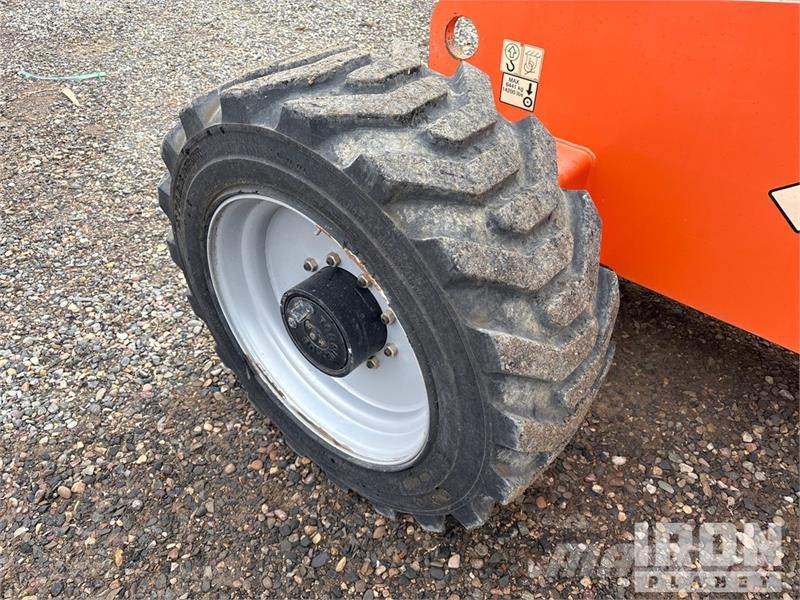 JLG 660SJ 4WD Diesel Telescopic Boom Lift - Factory Re Plataformas con brazo de elevación telescópico