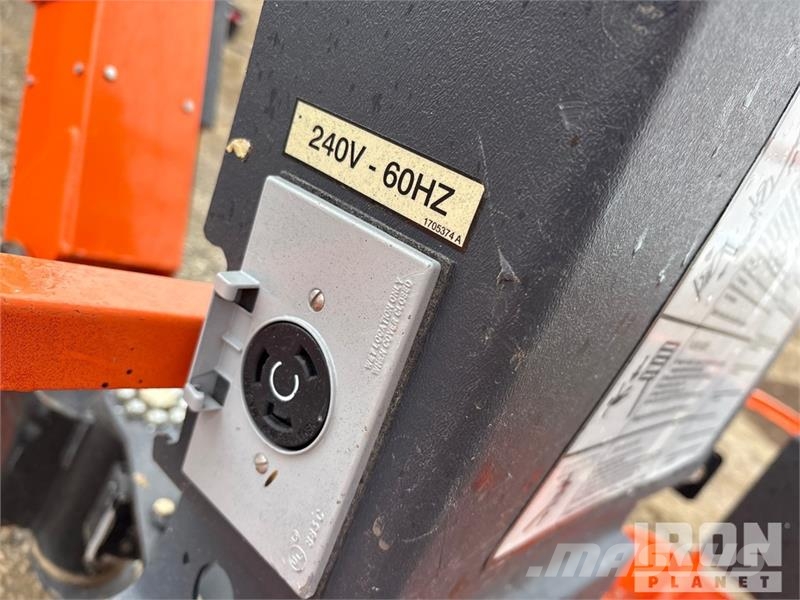 JLG 660SJ 4WD Diesel Telescopic Boom Lift - Factory Re Plataformas con brazo de elevación telescópico