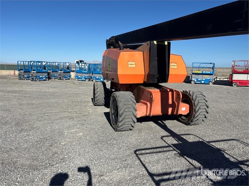 JLG 800A 4WD Dual Fuel Articulating Boom Lift 曲臂高空作業車
